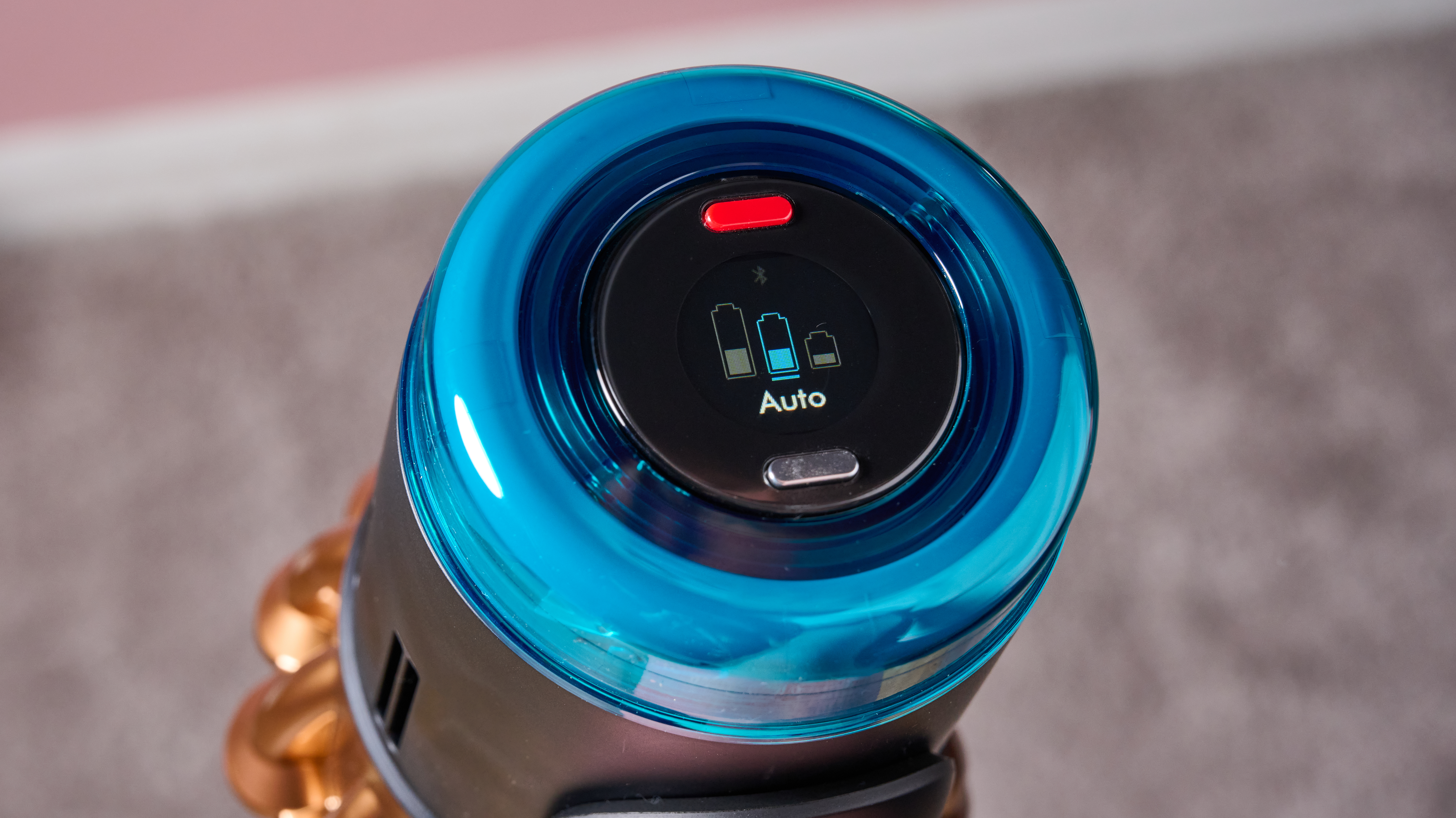 Close-up of screen on Dyson V16 Piston Animal cordless stick vacuum, showing that it's in Auto mode